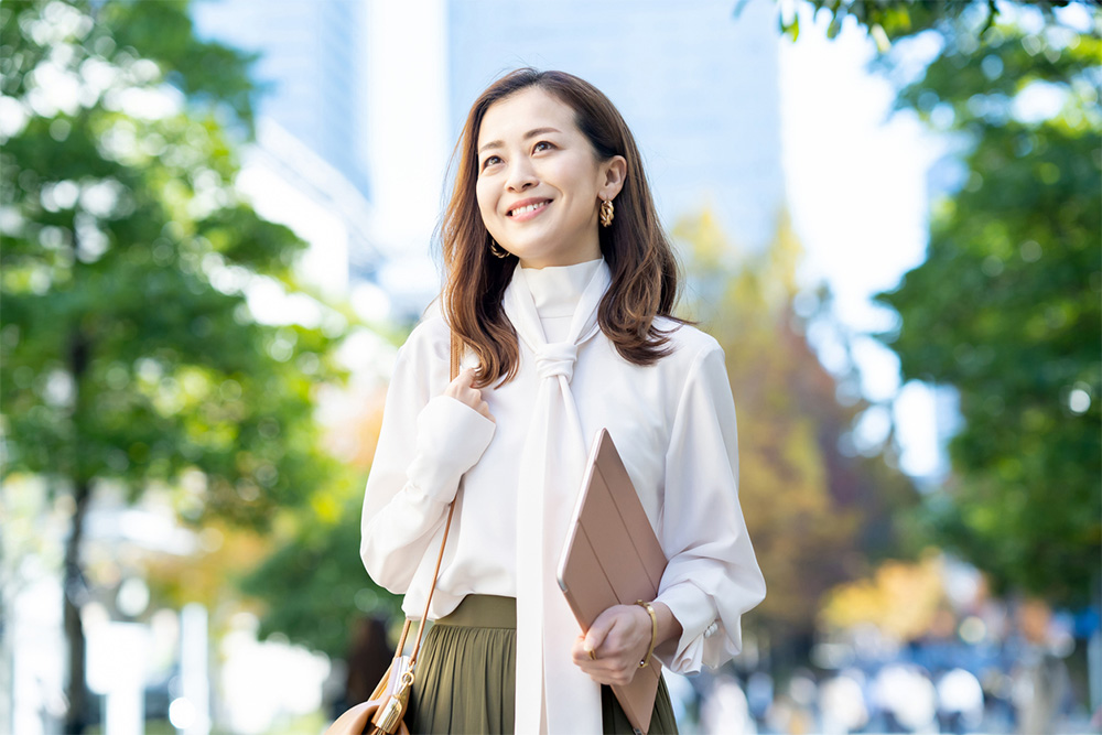 街を歩く女性の写真
