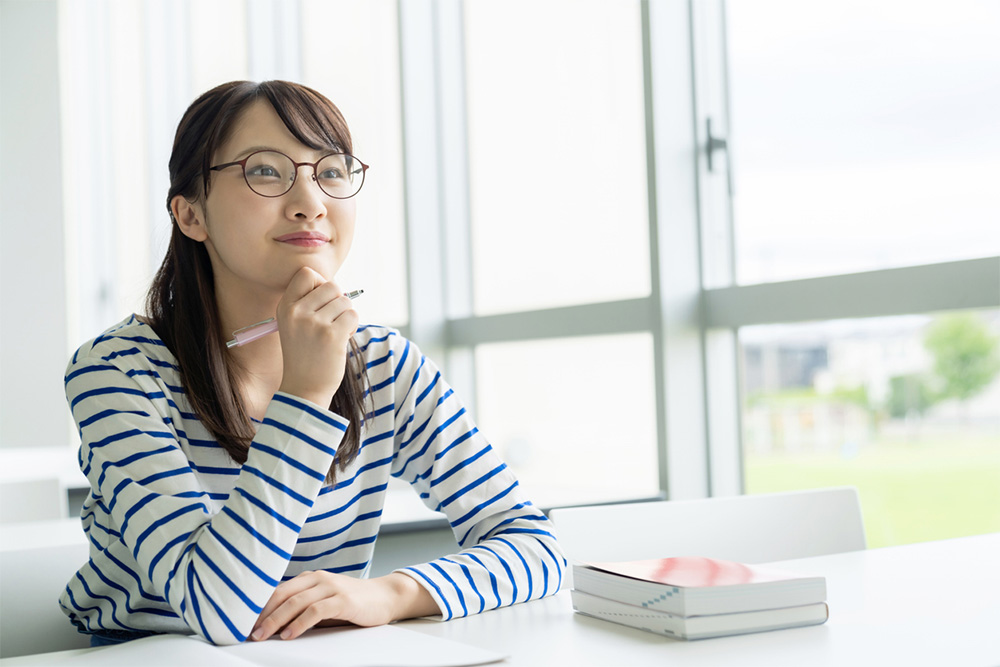 勉強する女性の写真